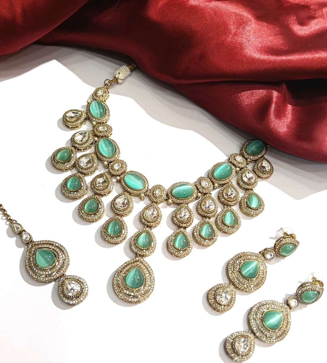 Royal victorian Tear Drop Layer Short Neckpiece - Pastel