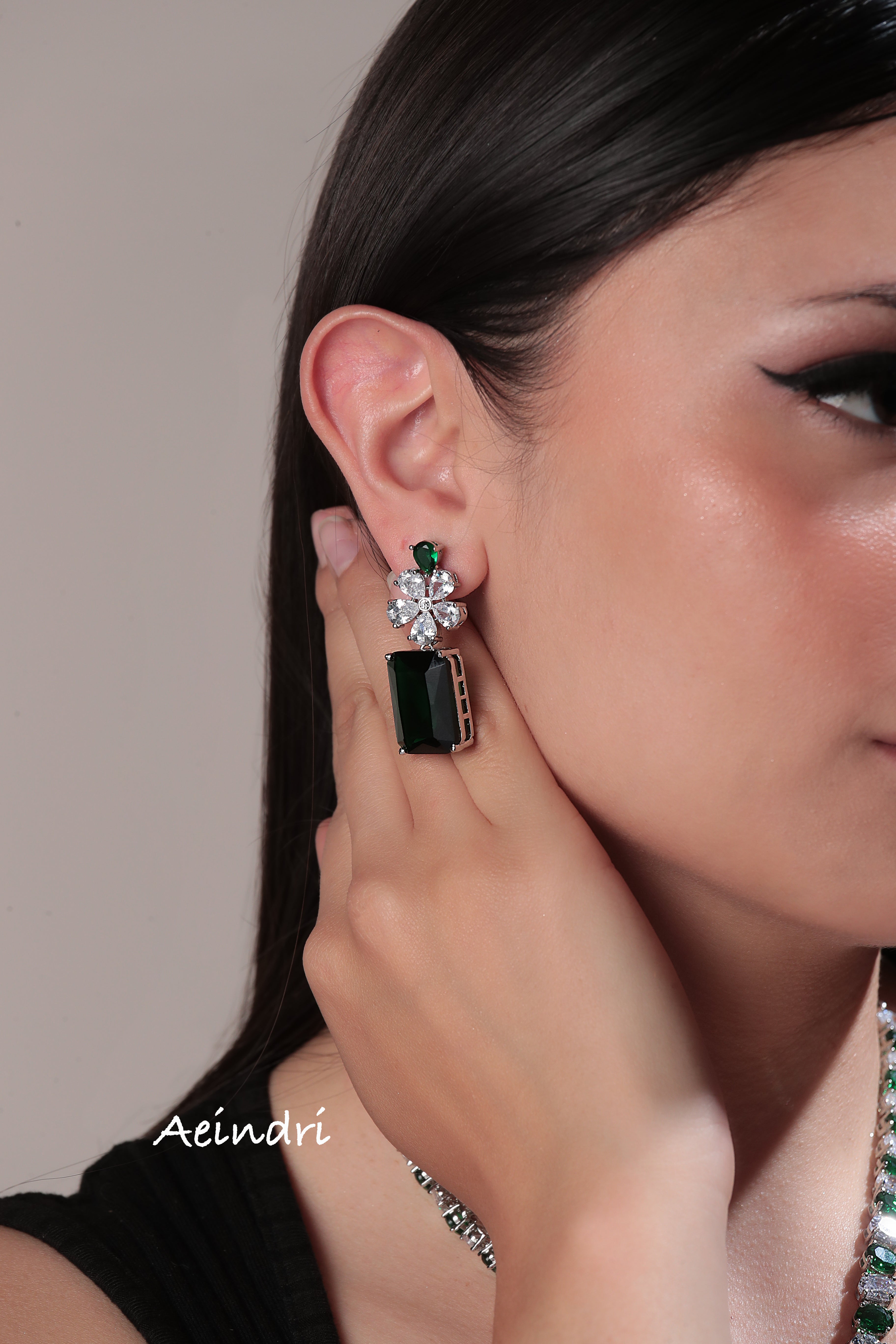 Aeindri Royal Emerald Solitaire Necklace Set