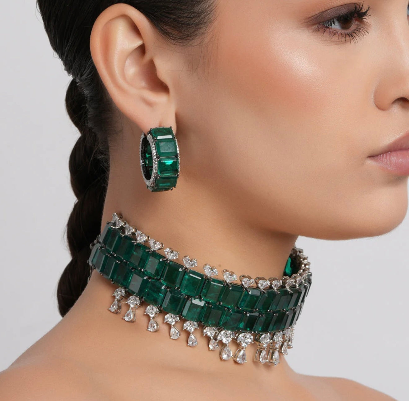 This is a regal emerald and diamond choker necklace.