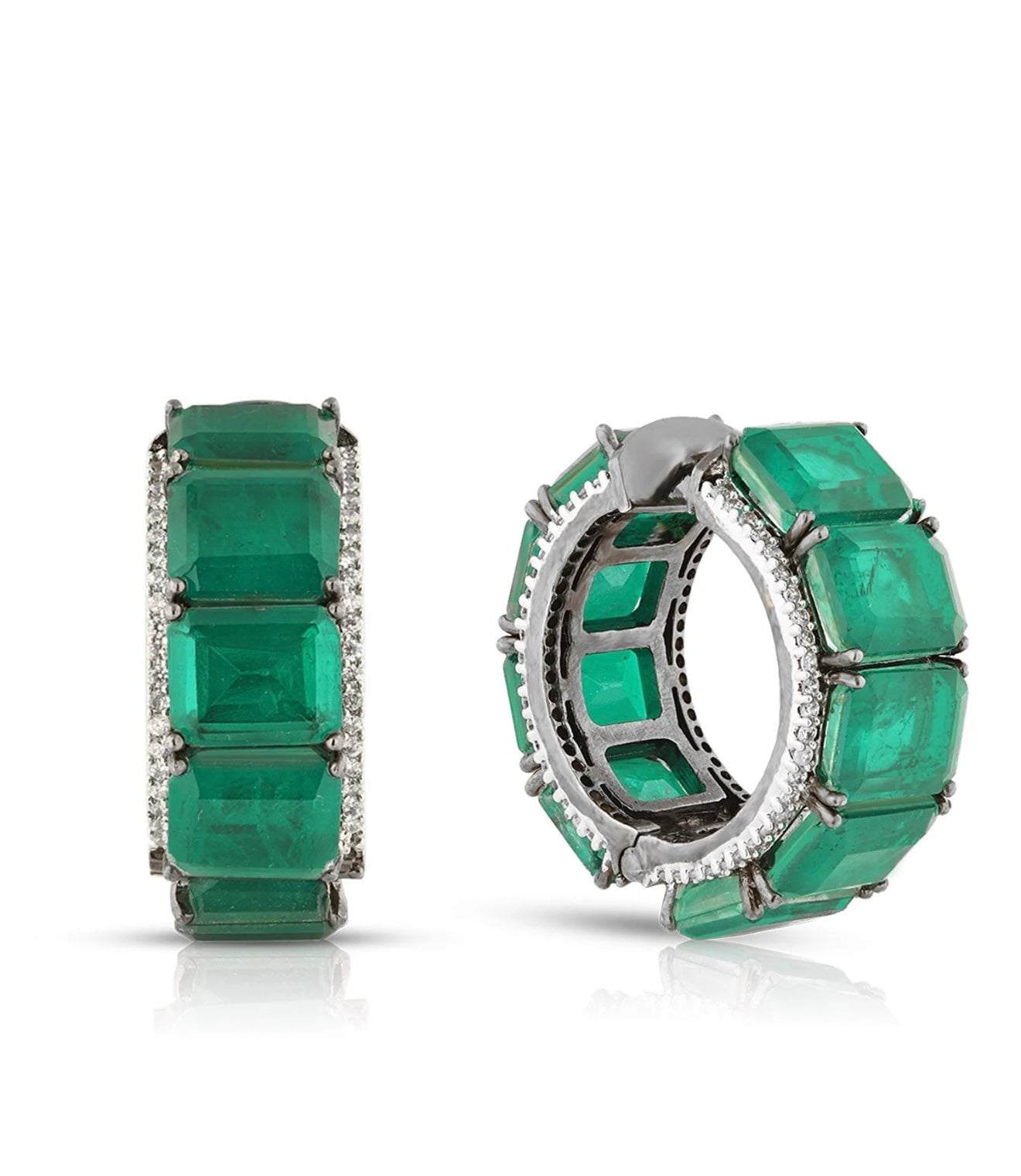 This is a regal emerald and diamond choker necklace.